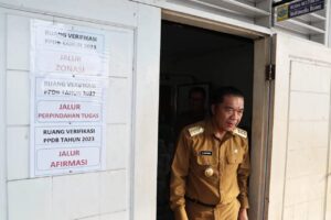 Pj Gubernur Banten, Al Muktabar menemukan pendaftar dengan dokumen diragukan pada hari pertama pelaksanaan PPDB Banten online,