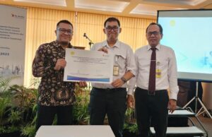 Chief Enterprise Business Officer XL Axiata, Feby Sallyanto (kiri), Dekan Fakultas Kedokteran Universitas Jenderal Soedirman Purwokerto, Dr.dr.M.Mukhlis Rudi Prihatno, M.kes.,M.Si,Med.,Sp.,An-Kna (tengah), Wakil Rektor 4 Universitas Jenderal Soedirman Purwokerto, Dr. Sos Waluyo Handoko, S.ip, M.Sc (kanan) pada penandatanganan perjanjian kerjasama antara XL Axiata dan Universitas Jenderal Soedirman, Rabu, (9/8).