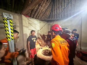 Basarnas Banten lakukan evakuasi korban yang berada di dalam sumur