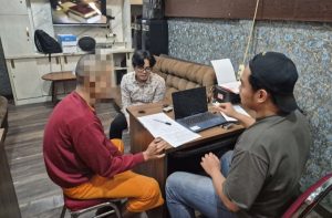 Pelaku (baju merah) di amankan dan dimintai keterangan oleh polisi di Polres Serang