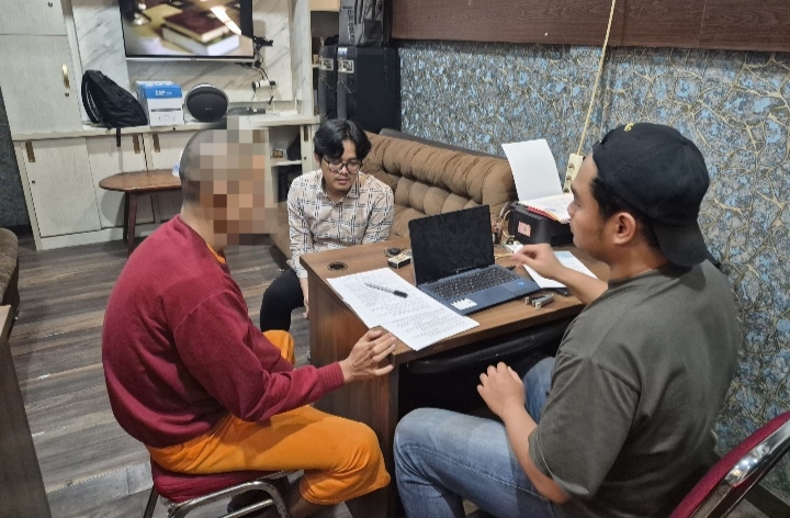 Pelaku (baju merah) di amankan dan dimintai keterangan oleh polisi di Polres Serang