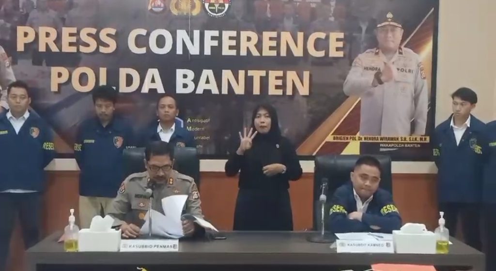 Polisi daerah Banten saat menjelaskan kronologi penangkapan komplotan pencuri kabel KRL (Foto: mahyadi/bantenpro)