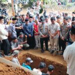 Jenazah Surakman tiba di Masjid Agung Al Khusaeni, Carita, sebelum dimakamkan di TPU Ki Demang.