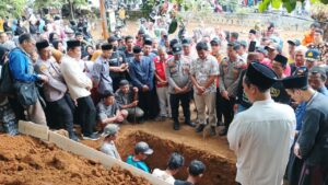 Jenazah Surakman tiba di Masjid Agung Al Khusaeni, Carita, sebelum dimakamkan di TPU Ki Demang.
