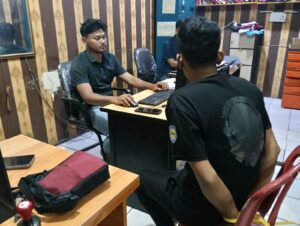 Polisi mengamankan pemilik bengkel di Serang yang diduga menggelapkan puluhan angkot pelanggan.