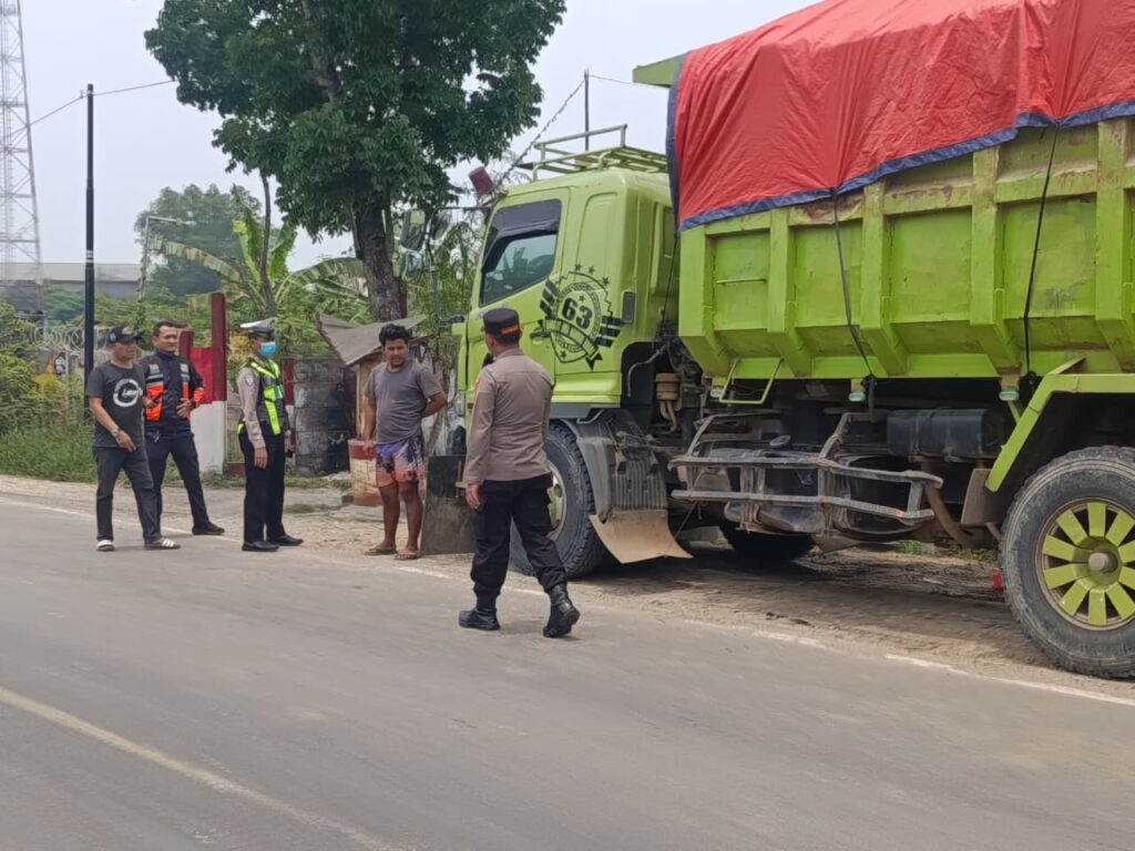 Polisi Tertibkan Truk Tambang Parkir di Jalan Cikande-Rangkasbitung