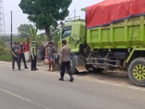 Polisi Tertibkan Truk Tambang Parkir di Jalan Cikande-Rangkasbitung