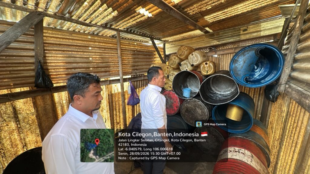 Polisi mengecek lokasi diduga penyimpanan BBM di Cilegon