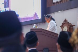 Andra Soni menyampaikan sambutan dalam Rapat Paripurna Istimewa HUT Banten ke-26 di DPRD Banten.