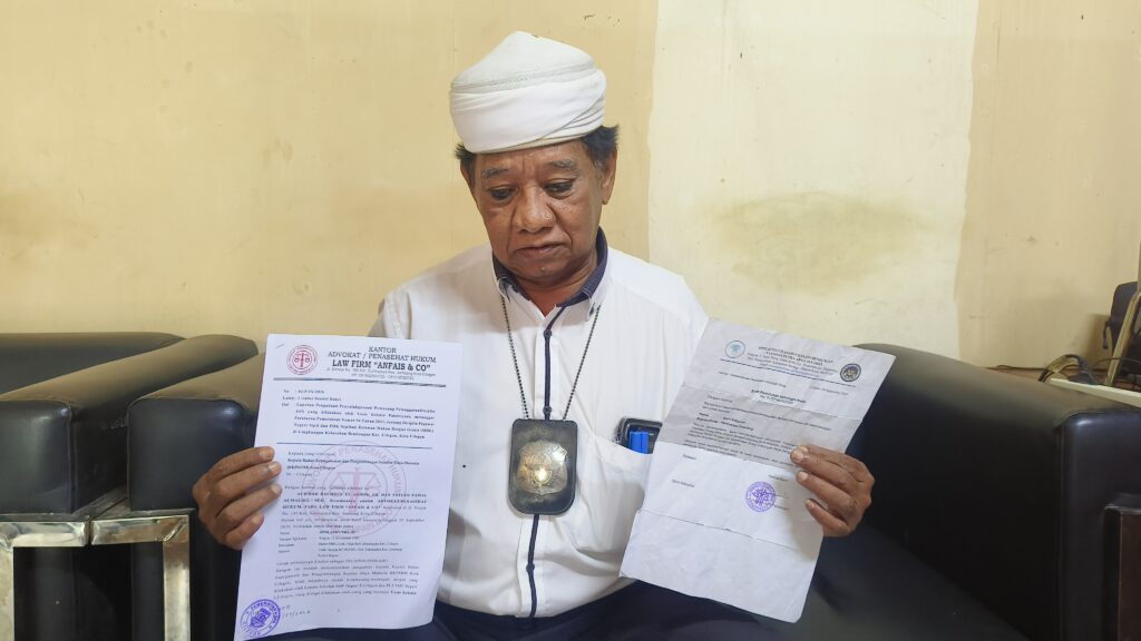 Kuasa hukum Soni Adiputra menunjukkan laporan terhadap Kepsek SMPN 8 Cilegon ke BKPSDM