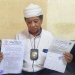Kuasa hukum Soni Adiputra menunjukkan laporan terhadap Kepsek SMPN 8 Cilegon ke BKPSDM